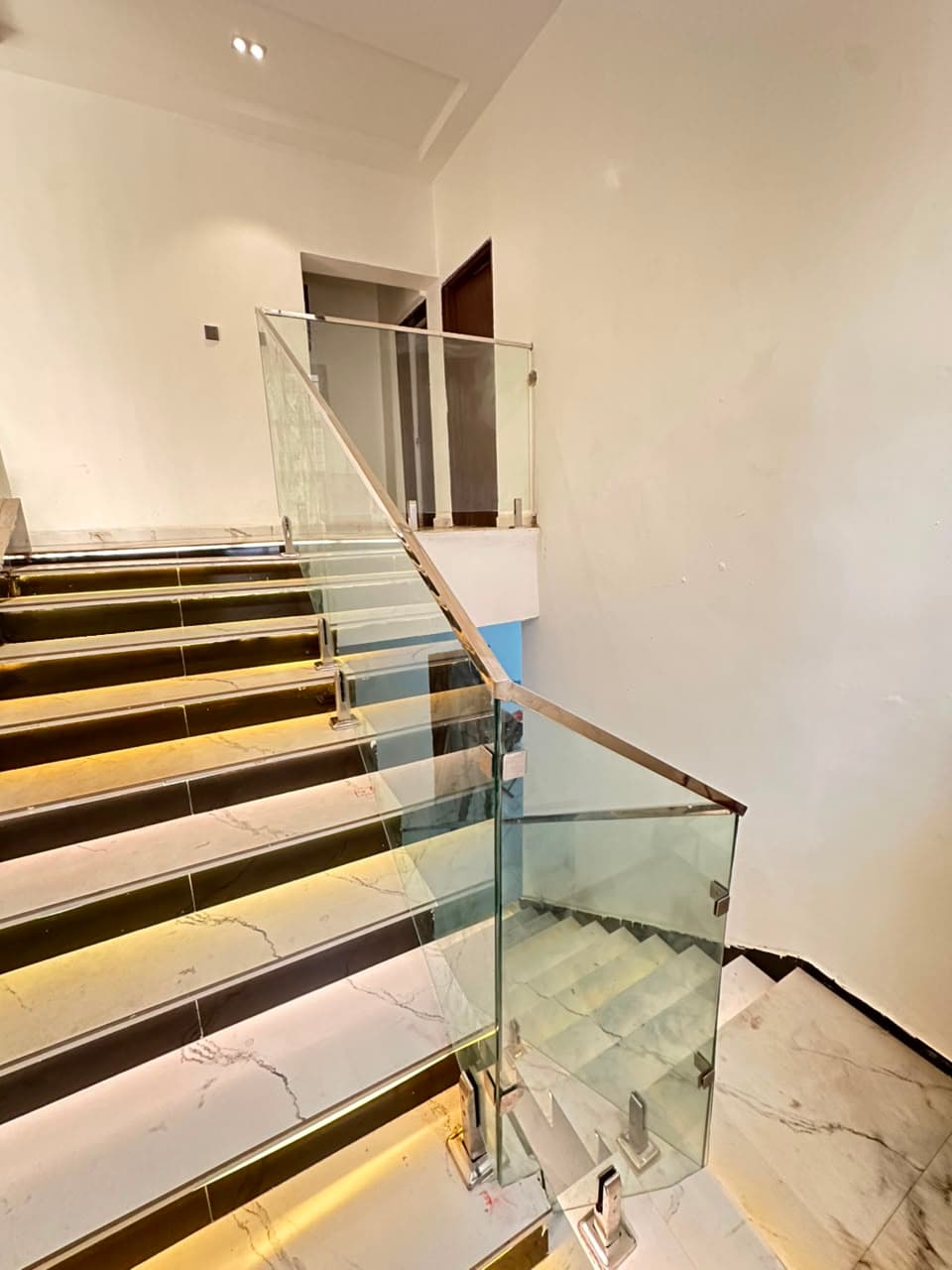 Apexitse Staircase with Glass