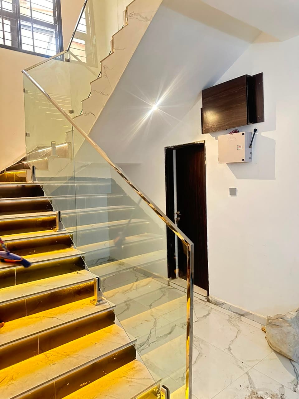 Apexitse Staircase with Glass