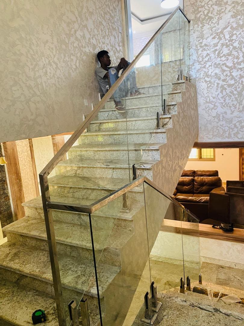 Apexitse Staircase with Glass